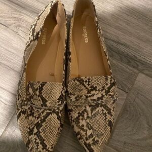 Size 9 express snake flat shoe new